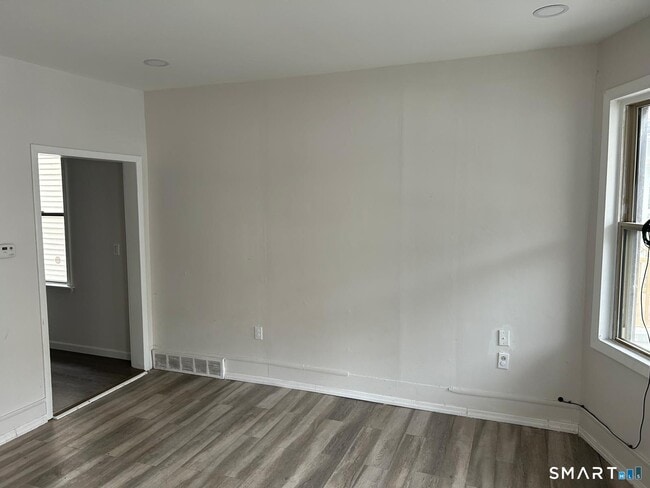 Building Photo - 88 Waldorf Ave