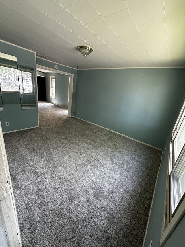 Building Photo - 4 Bed, 1 Bath - 2 Stall Garage - Single Fa...