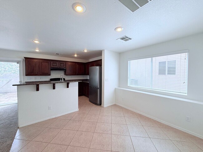 Building Photo - 3 bedroom Conveniently located