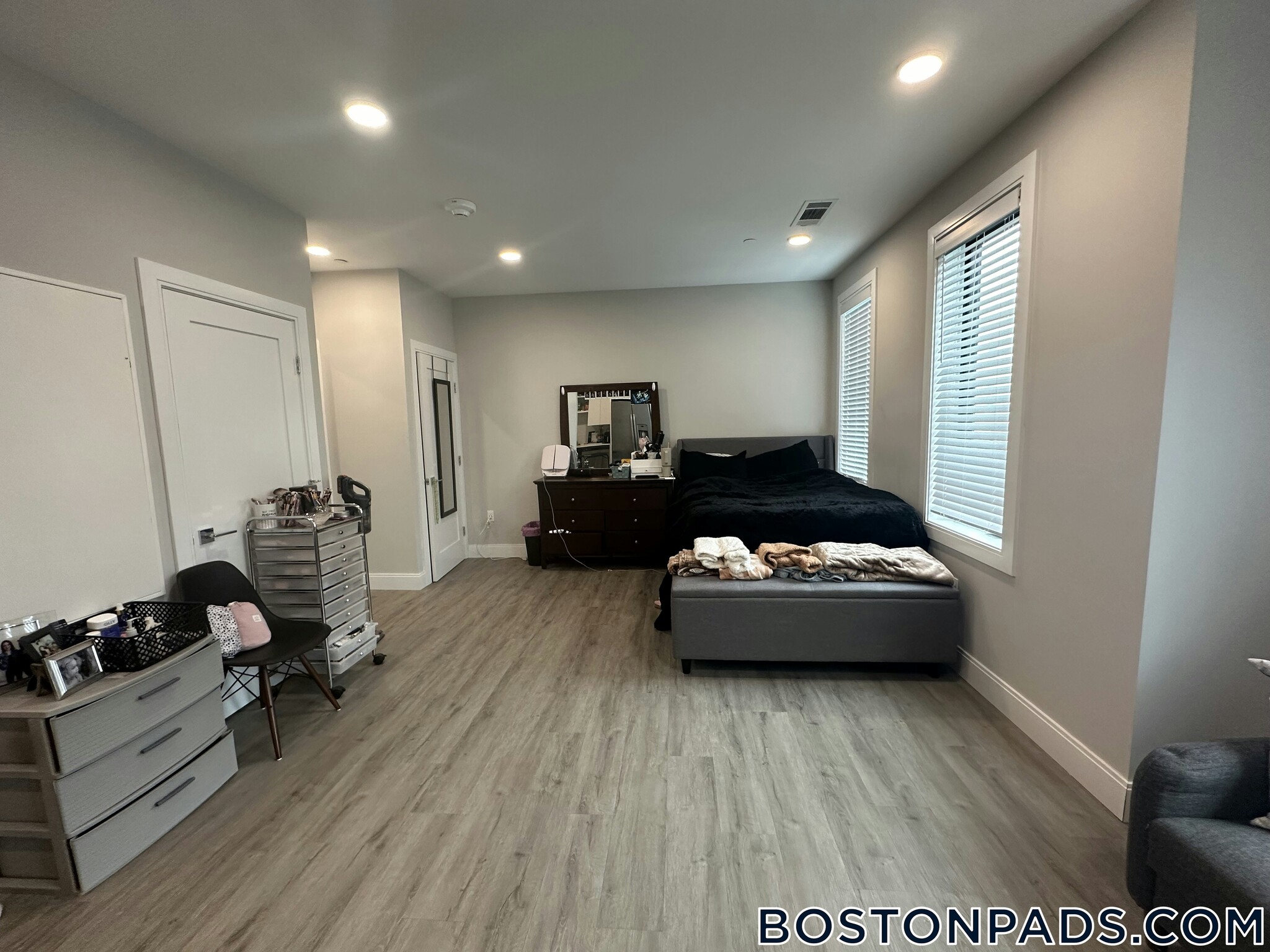 Building Photo - 656 Saratoga St