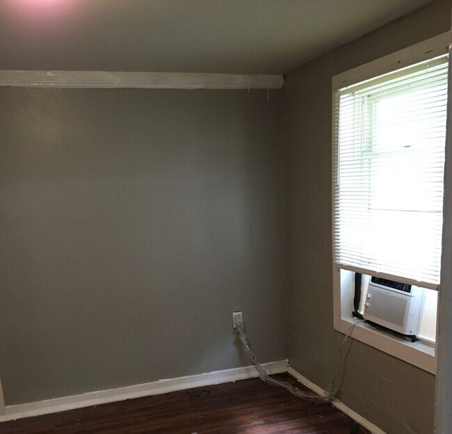 Building Photo - COMING SOON! 2 Bed / 1 Bath