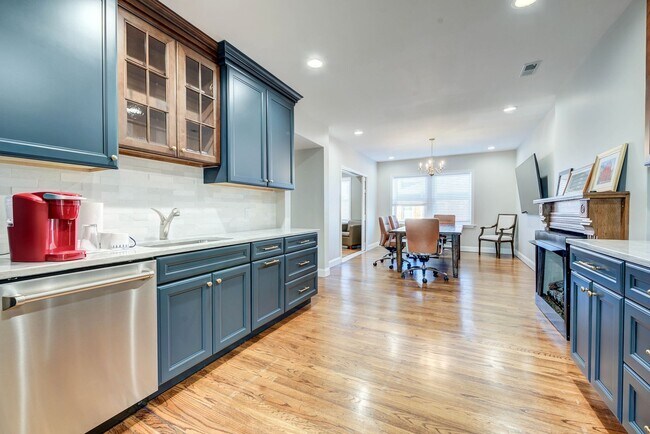 Building Photo - CONDO ON THE HILL 3 BED 1 BATH - Hardwood ...