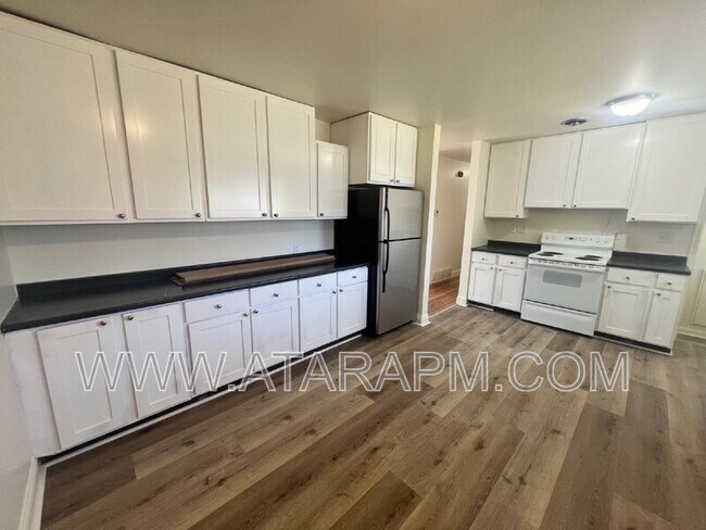 Building Photo - 1001 E Sego Lily Dr