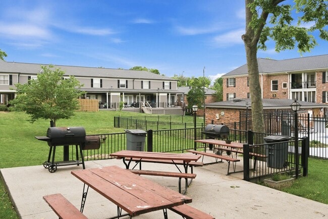 Building Photo - Fantastic 1BR/1BA condo in the desirable Georgetown Condominiums in the heart of Green Hills!