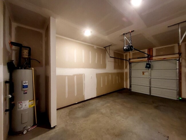 Building Photo - Kodak 37764 - 3 bedroom 2.5 bath townhouse - call Dustin Walker 865-221-0197