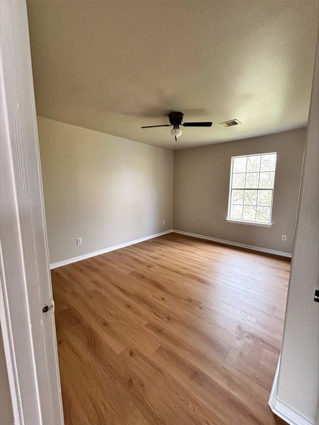 Building Photo - 10445 Wicklowe St