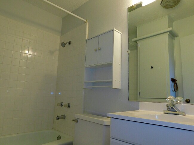 Building Photo - Charming 3-Bedroom Home with Spacious Layo...