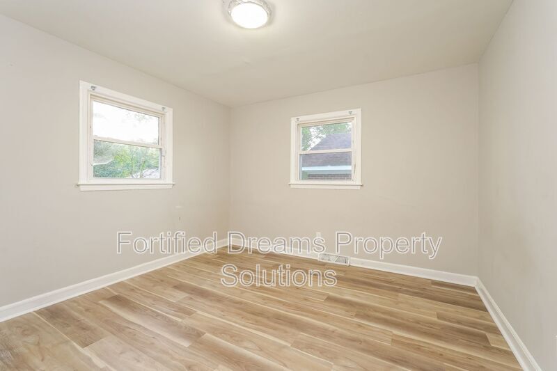 Building Photo - 1615 Eastwood Ave