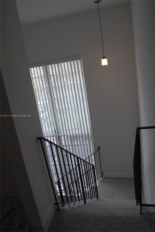 Building Photo - 10907 N Kendall Dr