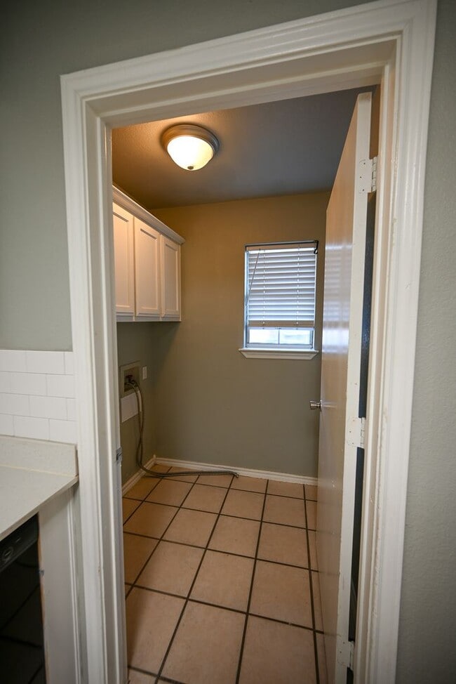 Building Photo - 606 N Sewell Dr