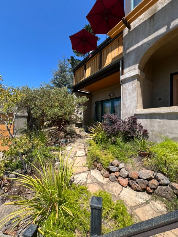 Building Photo - 3266 Robinson Dr