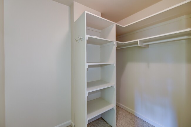 Building Photo - Spacious & Bright Studio at River Place East