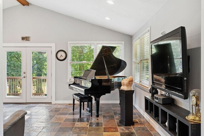 Building Photo - Gated versatile lifestyle property tucked into the heart of Tennessee’s most scenic countryside