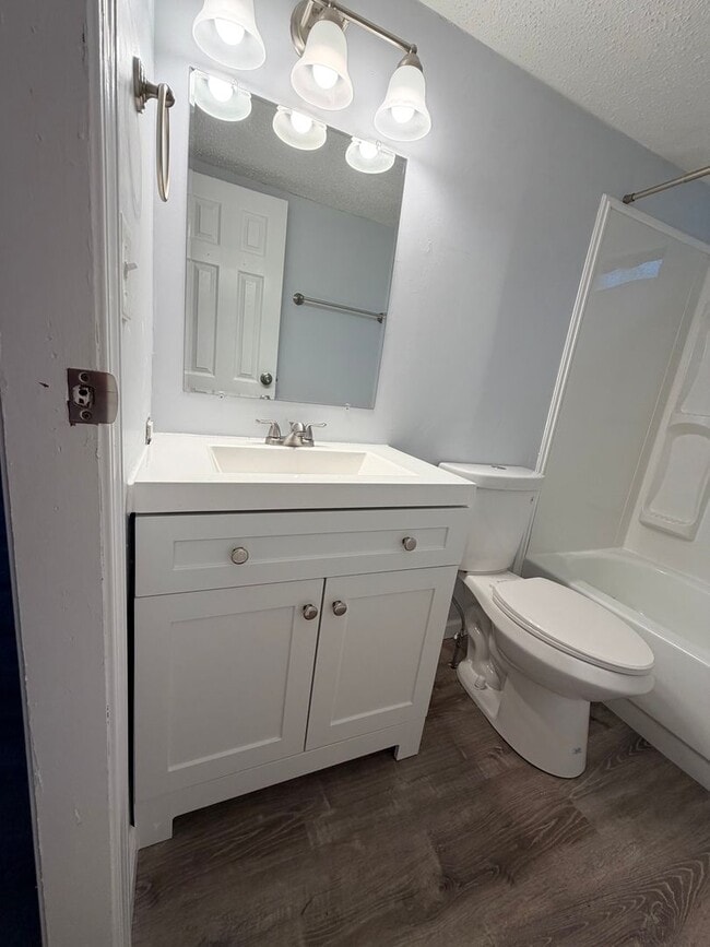 Building Photo - Rare Rockford rental available now!