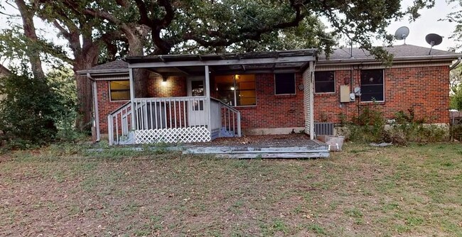Building Photo - Charming 3-Bedroom Home Under the Oaks! - ...