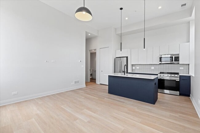 Building Photo - 1934 W North Ave