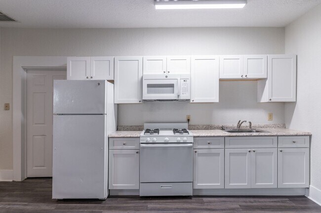 Building Photo - Renovated 1 Bedroom Apartment in Historic Colonial Building Unit 306