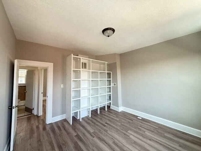 Building Photo - Spacious 4BR Rowhome Near Ellwood Park, Washer/Dryer Included