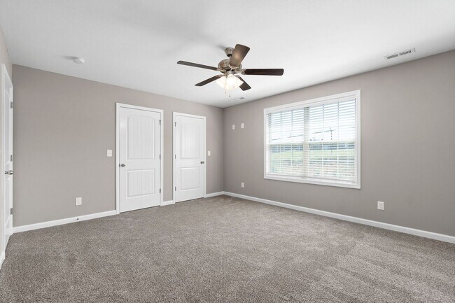 Building Photo - Two Bedroom with Garage on Exit 11!