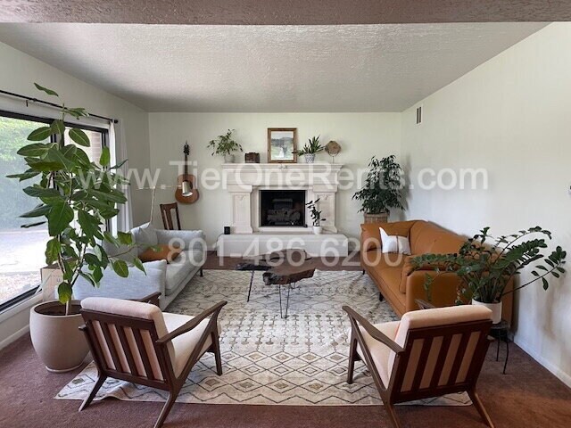 Building Photo - NO DEPOSIT Option Available for Qualified Renters!