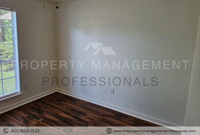 Building Photo - Cute, Comfortable on a Circle