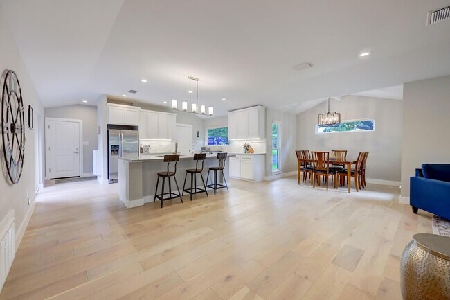 Building Photo - 2500 Pinewood Terrace