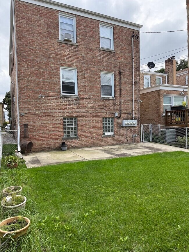Building Photo - 2718 W Balmoral Ave