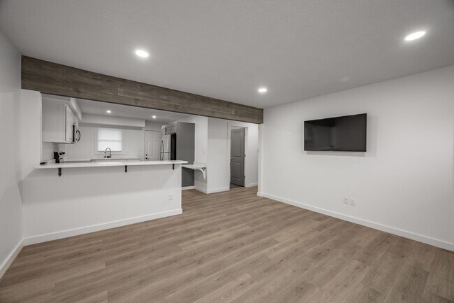 Building Photo - 3348 S Fairway Ave