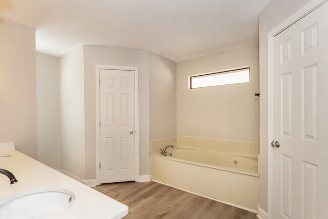 Building Photo - 7333 Eastover Blvd