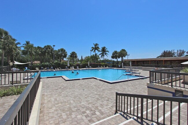 Building Photo - 208 E River Park Dr
