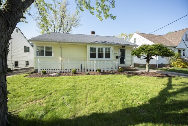 Building Photo - 10780 Woodview Blvd