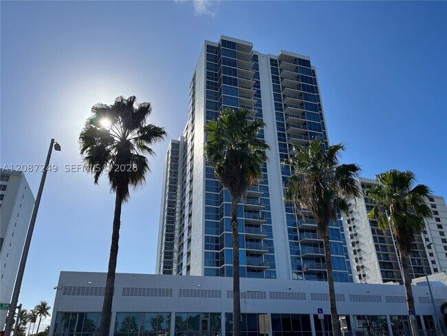 Building Photo - 2655 Collins Ave