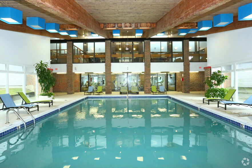 Indoor Swimming Pool - Village Green of Lansing