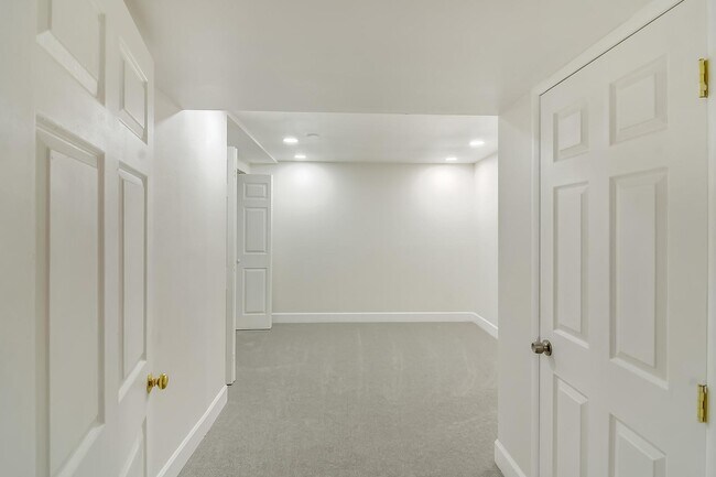 Building Photo - 5004 E Hinsdale Pl