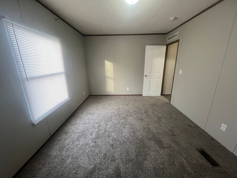 Building Photo - 30 Locust St