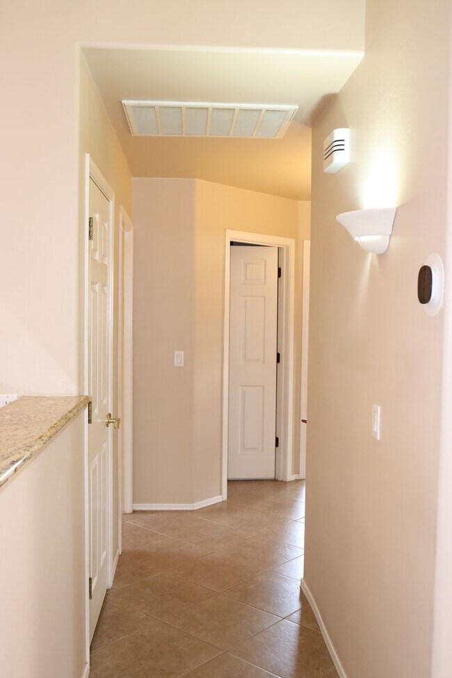 Building Photo - 4943 W Rosebay Dr