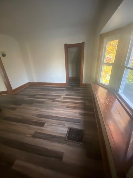 Building Photo - 220 E Pearl St