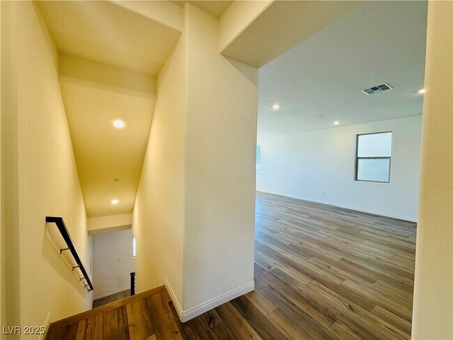 Building Photo - 1544 Little Penguin St