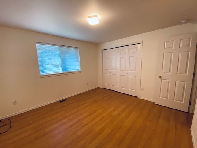 Building Photo - Quiet Duplex in Mount Vernon Neighborhood