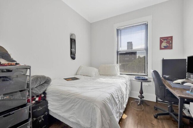 Building Photo - 3 bedroom in Chicago IL 60613