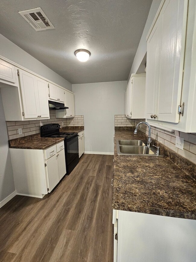 Building Photo - (3) Bed/(1.5) Bath in Noble Avail NOW!