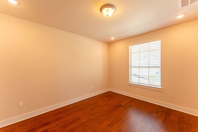 Building Photo - Beautiful 3 bedroom home in Gated community!