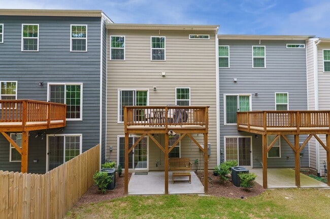 Building Photo - 3be/2.5ba 3-Level Townhouse Key Location Between Durham and Chapel Hill