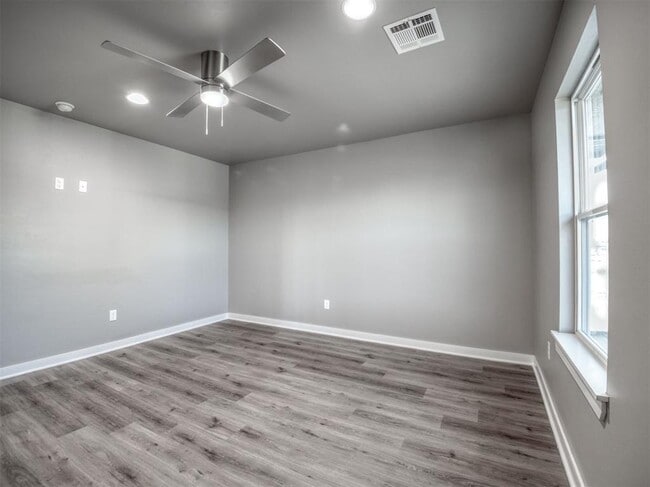 Building Photo - 609 Abadan Dr