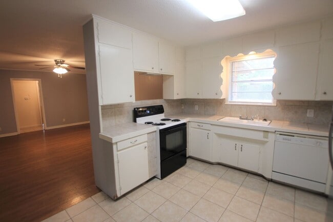Building Photo - Coming Soon: Beautiful 3 Bedroom, 2 Bathro...