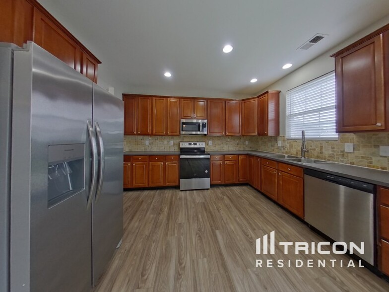 Building Photo - 2426 Highland Park Dr