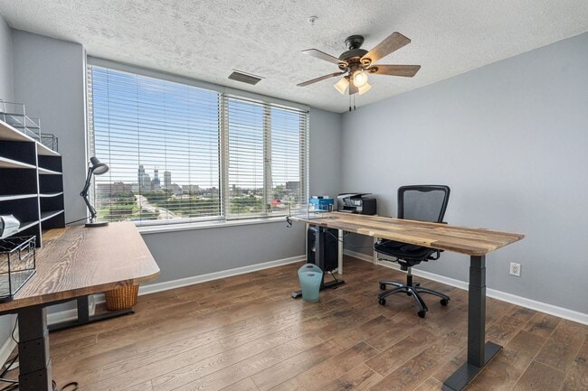 Building Photo - Breathtaking downtown East-facing, penthouse condo - FURNISHED!