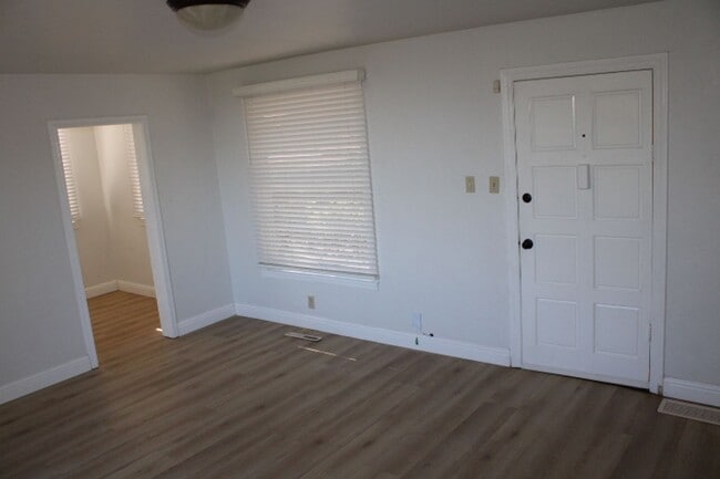 Building Photo - 5910 Skyline Dr