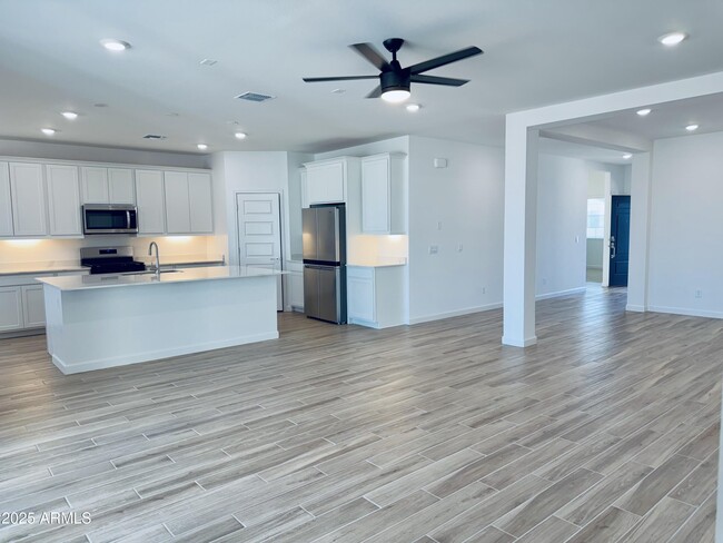 Building Photo - 15357 W Cottontail Ln