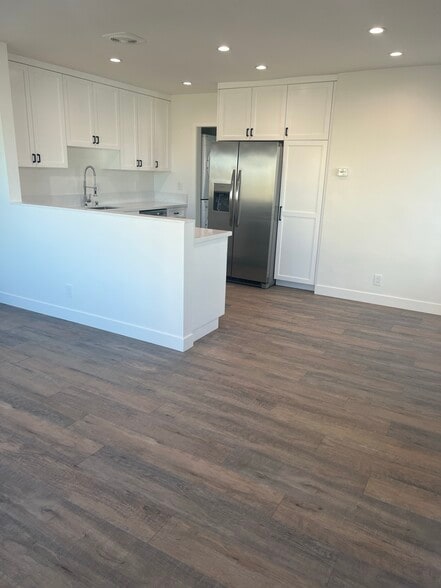 Building Photo - 1605-1/2 Blossom Lane